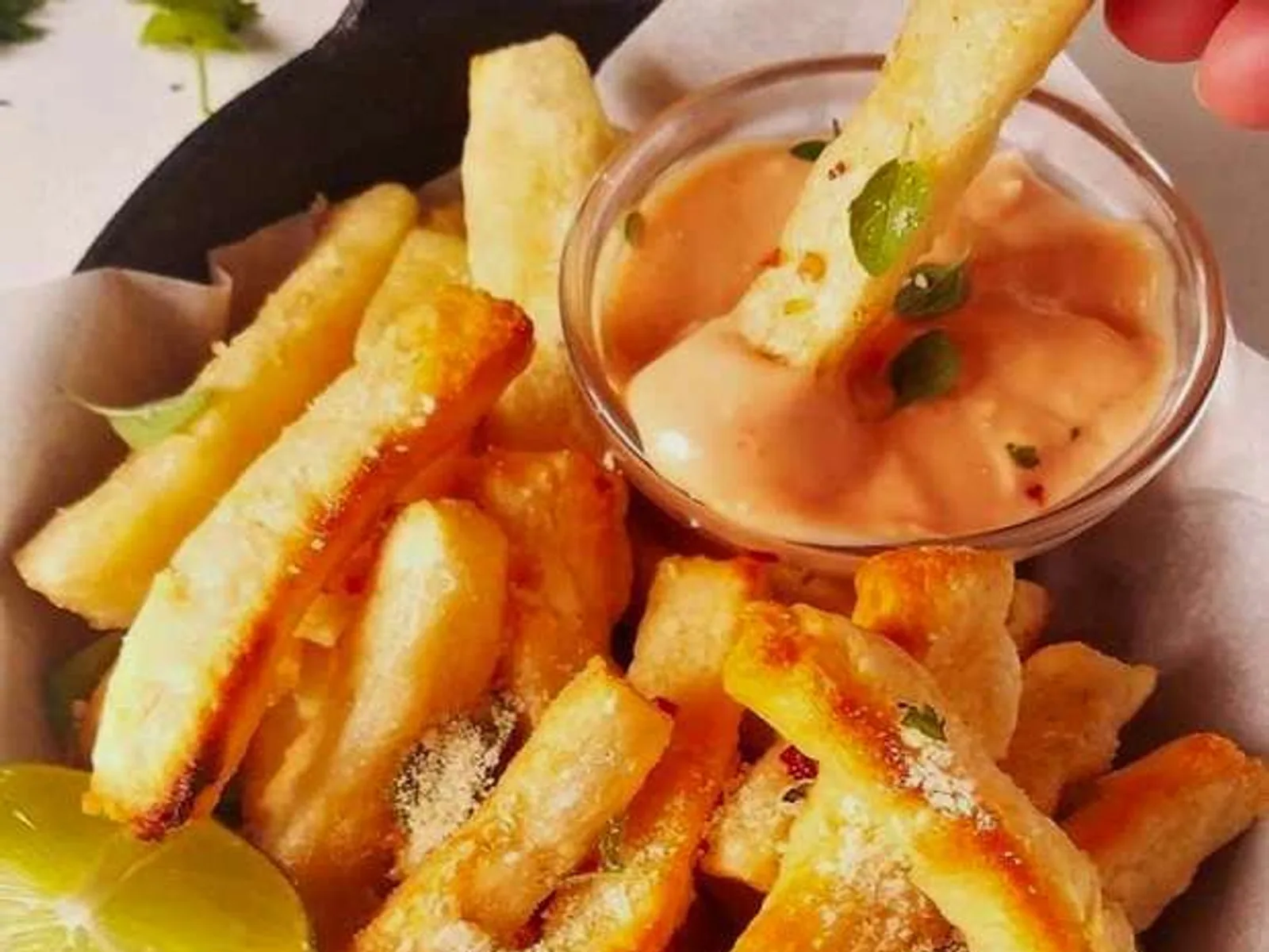 Yuca frita con guasacaca